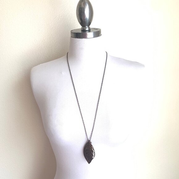 Long Golden Leafy Pendant Necklace - Picture 3 of 4